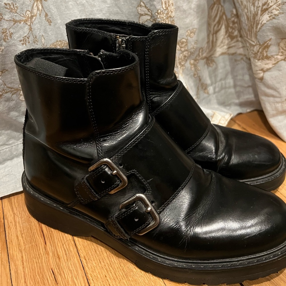 Prada boots ❣️